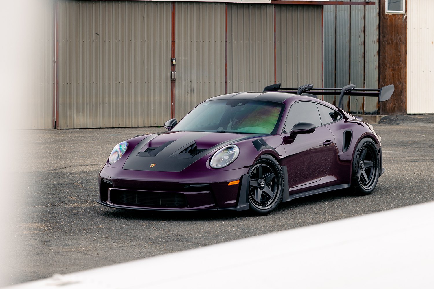 Violetter Porsche 911 auf schwarzen Schmiedefelgen